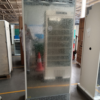 Verticale koelkast voor farmaceutische producten met gedwongen luchtkoeling